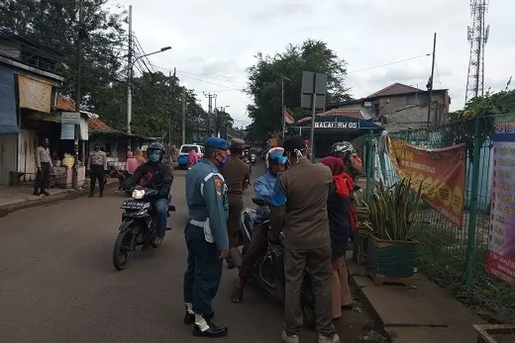 Patroli penerapan PSBB di Jakarta Utara (Dispen Lantamal III Jakarta)