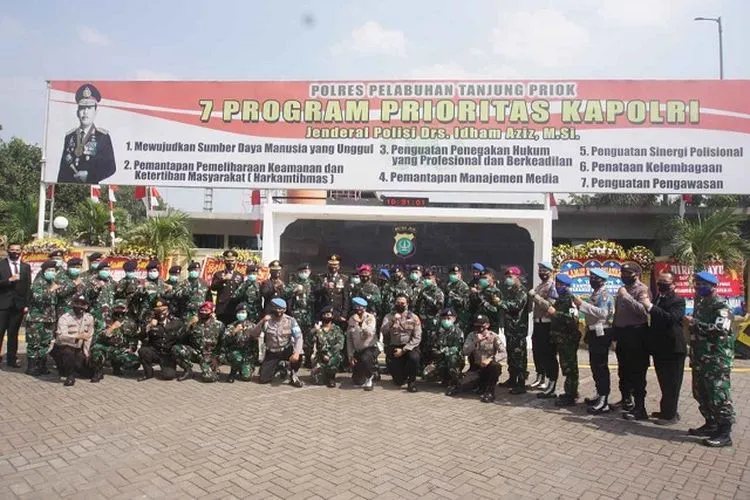 Komandan Lantamal III Jakarta, Brigadir Jenderal TNI (Mar) Hermanto, bersama jajaran “menyerbu” Polres Pelabuhan Tanjung Priok, Jakarta Utara, dalam rangka HUT ke-74 Bhayangkara.(dok Lantamal)