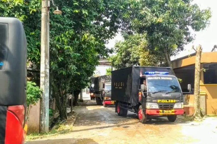 Sejumlah truk polisi berada di kawasan Lapas Gunung Sindur Kabupaten Bogor. [Suara.com/M Yasir]