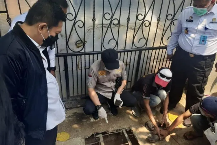 Jajaran Komisi III DPR RI melakukan inspeksi dadakan (sidak) ke Lapas Tangerang untuk melihat lokasi kaburnya narapidana asal China, Cai Changpan yang diketahui melarikan diri dari tahanan pada Senin (14/9) lalu.  Foto: Republika/Eva Rianti