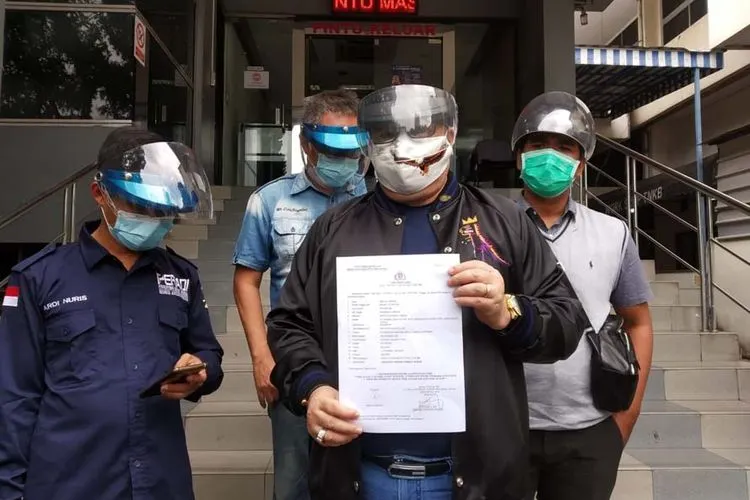 Tim kuasa hukum Razma Arif Nasution saat melaporkan Ketua KPAID Cirebon, Fifi, ke Polda Metro Jaya terkait pencemaran nama baik dan ujaran kebencian terhadap seorang pengusaha IL asal Jakarta. (ist)