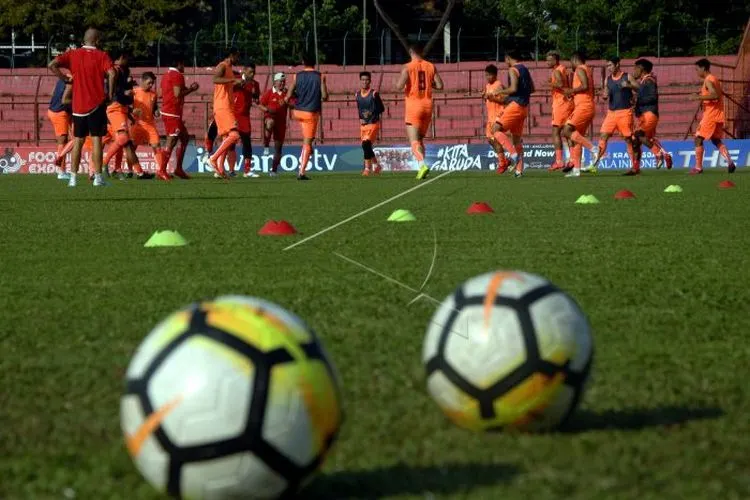 Skuat Persija Jakarta melakukan sesi latihan saat uji coba lapangan jelang pertandingan leg kedua final Piala Indonesia 2019 di Stadion Andi Mattalatta, Makassar, Sulawesi Selatan. (Antara)
