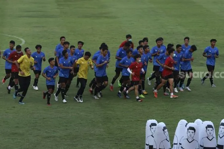 Pemain Timnas U-19 mengikuti sesi latihan di Stadion Madya, Kompleks Gelora Bung Karno, Senayan, Jakarta, Kamis (20/8/2020). (Suara.com/Angga Budhiyanto)