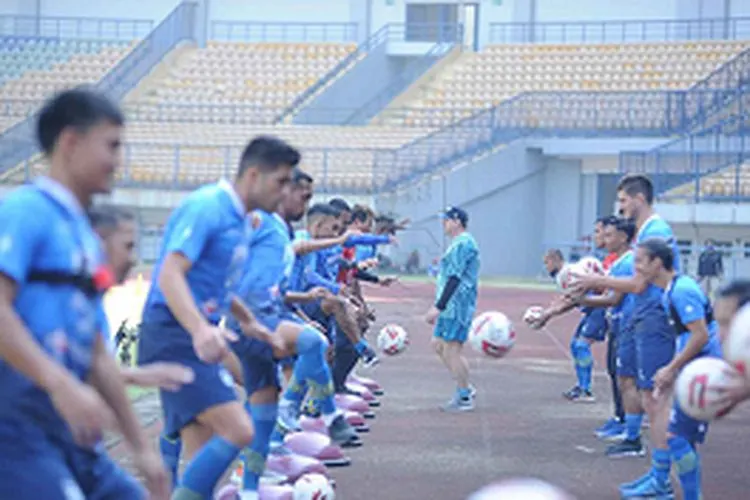 Robert Rene Alberts memimpin latihan perdana di Stadion GBLA, Senin 10 Agustus 2020. (dok PERSIB.co.id/Amandeep Rohimah)