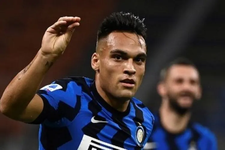 Striker Inter Milan Lautaro Martinez merayakan golnya ke gawang Napoli dalam laga lanjutan Liga Italia di Giuseppe Meazza, Milan. MARCO BERTORELLO / AFP