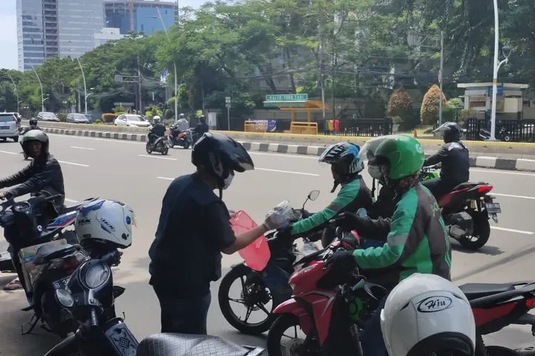 Bekerjasama dengan seksi Hubungan Antar Agama dan Kemasyarakatan (HAAK) Gereja Katedral, LDD KAJ melakukan pembagian makanan siap saji dan air mineral sebanyak 400 bungkus, Rabu (1/4/2020) siang. (Dok. LDD KAJ)