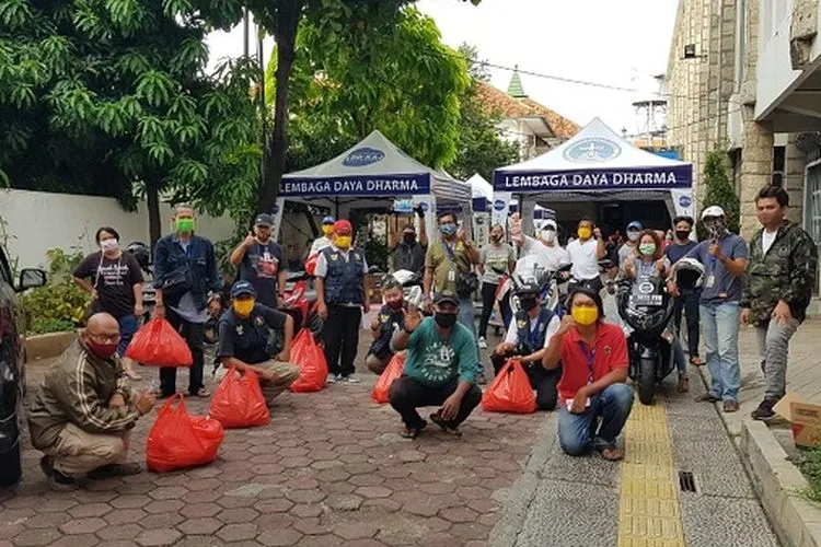 Para relawan LDD KAJ bersiap membagikan paket makanan siap saji kepada warga yang terdampak pandemi COVID-19. (Dok. LDD KAJ)