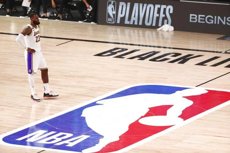 LeBron James mencetak 22 poin dan delapan rebound saat Lakers mengalahkan Utah Jazz, 116-108.  Foto: (Kim Klement/Pool Photo via AP)