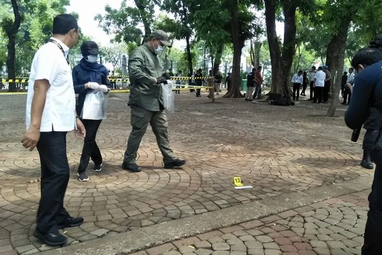 Tim Labfor Polri mengambil barang bukti di lokasi ledakan granat di Kawasan Monas (Ayojakarta.com/Aprilia Rahapit)