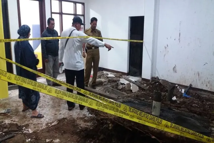 Lokasi ledakan septic tank di rumah warga Kavling Blok O, Kelurahan Jatinegara, Cakung, Jakarta Timur/Dokumentasi Polsek Cakung