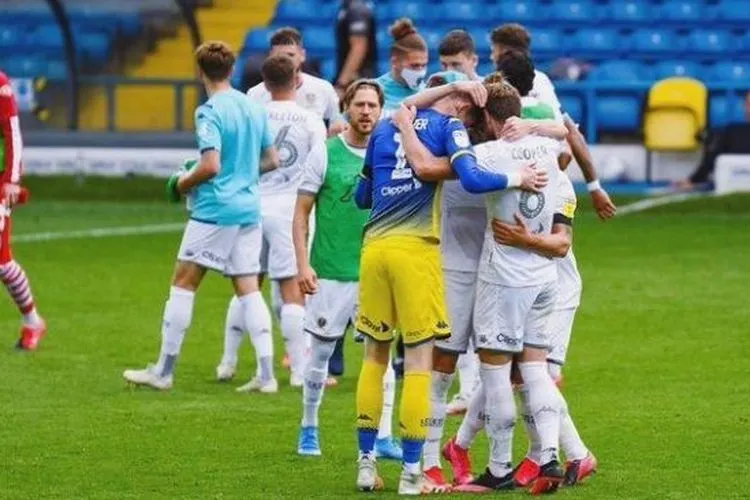 Suka cita para pemain Leeds United usai mengalahkan Barnsley 1-0. (Twitter/@barrydouglas03)