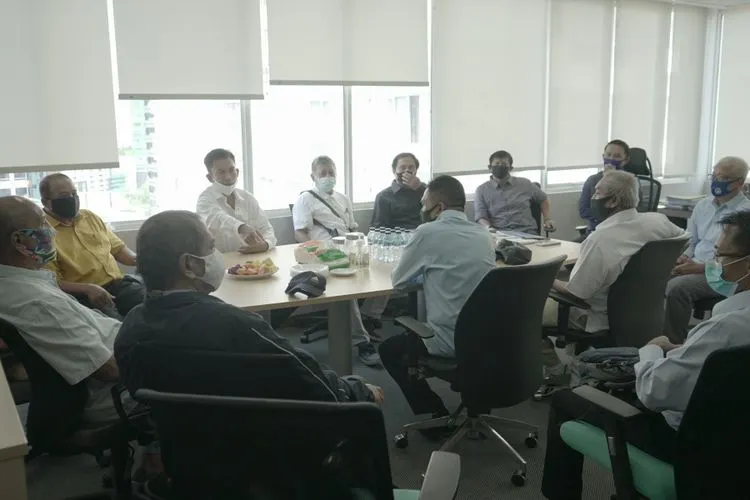 Legenda timnas Indonesia saat berkunjung ke Kantor PSSI, Selasa (7/7/2020). (dok PSSI)