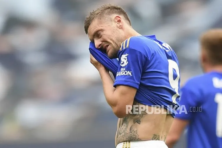 Ekspresi sriker Leicester City Jamie Vardy saat timnya dikalahkan Tottenham Hotspur 0-3, Minggu  (19/7).  Foto: EPA-EFE/Michael Regan/NMC/Pool