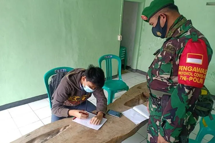 Seorang siswa mengikuti pembelajaran jarak jauh di Markas Komando Rayon Militer (Koramil) 0912/Lembang, Kabupaten Bandung Barat (KBB). (Ayobandung/Tri Junari)