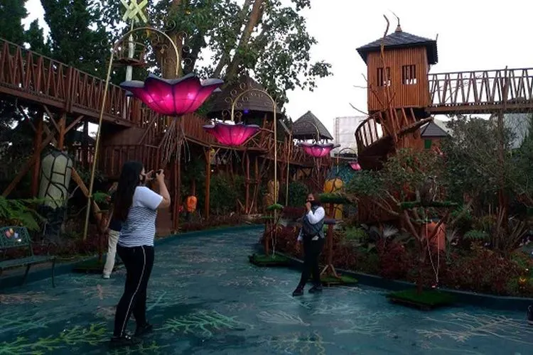 Pengunjung tengah berfoto saat mengunjungi Lembang Wonderland. (Ayobandung/Tri Junari)