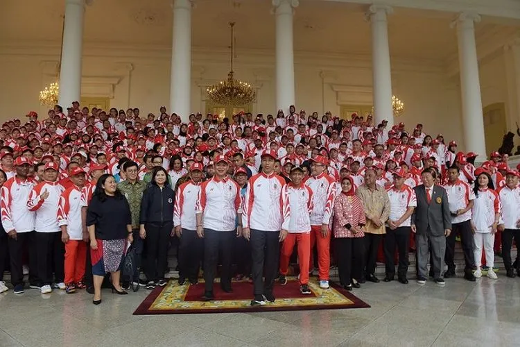 Presiden Jokowi foto bersama Kontingen Indonesia yang akan berlaga di SEA Games 2019 (Setkab.go.id/Oji)