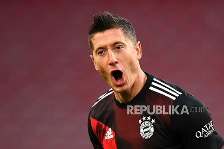 Penyerang Bayern Muenchen Robert Lewandowski meraih penghargaan Pemain Terbaik FIFA 2020. Foto: EPA-EFE/Matthias Hangst