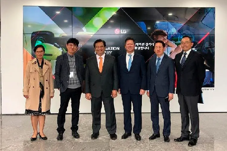 Dubes RI Seoul, Umar Hadi, bertemu dengan CEO/Chairman perusahaan ternama Korea LG International, Mr. Yoon Chun-sung (ketiga dari kanan), dan CEO LG Science Park, Mr. Ahn Seung-kwon  (KBRI Seoul)