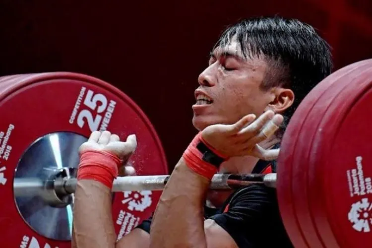 Lifter Indonesia, Deni raih medali emas di SEA Games 2019 ( Antara)