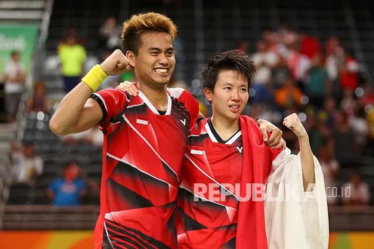 Liliyana Natsir dan Tontowi Ahmad pada Final ganda campuran Olimpiade Rio 2016, Rabu (17/8).  (Foto: Mike Blake/Reuters)
