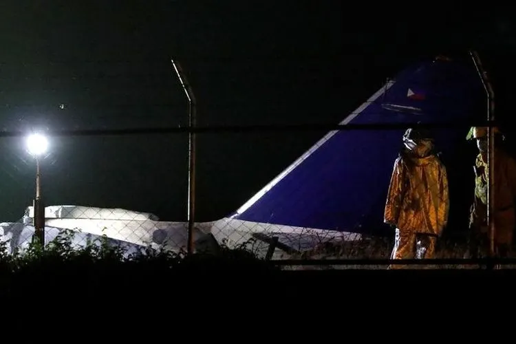 Evakuasi medis dilakukan pasca kebakaran peswat di Ninoy Aquino International Airport (NAIA) Manila. Foto: Yahoonews