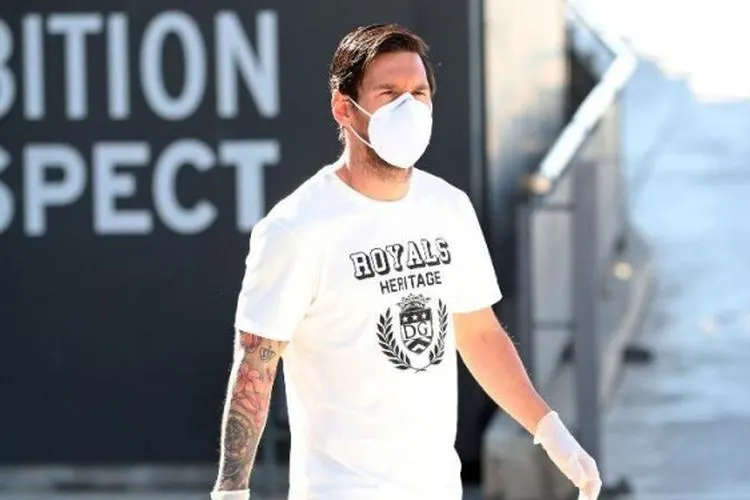 Lionel Messi memakai masker dan sarung tangan. (Twitter)