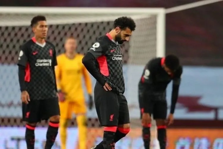 Bintang Liverpool Mohammed Salah tertunduk lesu usai timnya dibantai Aston Villa 7-2 di laga lanjutan Liga Inggris, Senin (5/10/2020). (AFP/Catherine Ivill)