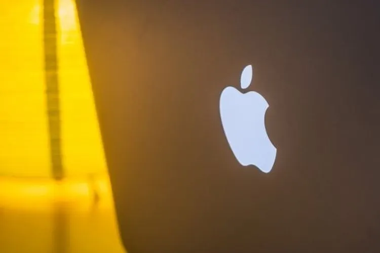Logo Apple di Macbook. [Shutterstock]