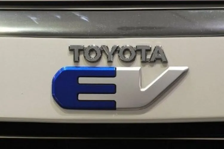 Emblem mobil-mobil Toyota jenis Electric Vechile (EV) [AFP/ Robyn Beck].