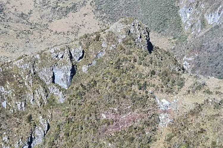 Lokasi puing-puing Heli MI 17 Penerbad No Reg HA 5138 di salah satu tebing di Pegunungan Mandala, Distrik Oksop, Kabupaten Pegunungan Bintang. (Pendam XVII/Cenderawasih)
