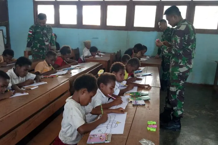 Lomba mewarnai siswa-siswi SD YPK Toray, Kampung Toray, Distrik Sota, Kabupaten Merauke, Papua/Puspen TNI