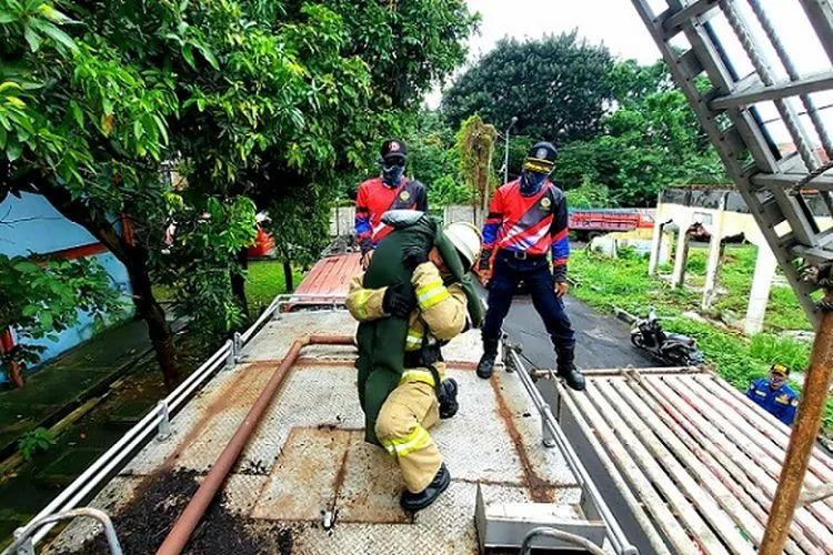 Petugas pemadam kebakaran saat mengikuti lomba keterampilan/timur.jakarta.go.id