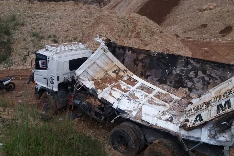 Satu unit truk pengangkut pasir rusak berat saat terjadi longsor di sekitar Karst Citatah. (dok)