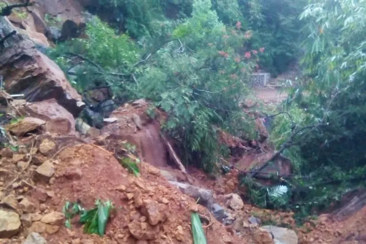 Tebibg longsor menutup akses jalan ke Lembah Panyaweuyan di Kecamatan Argapura, Kabupaten Majalengka/ dok BPBD