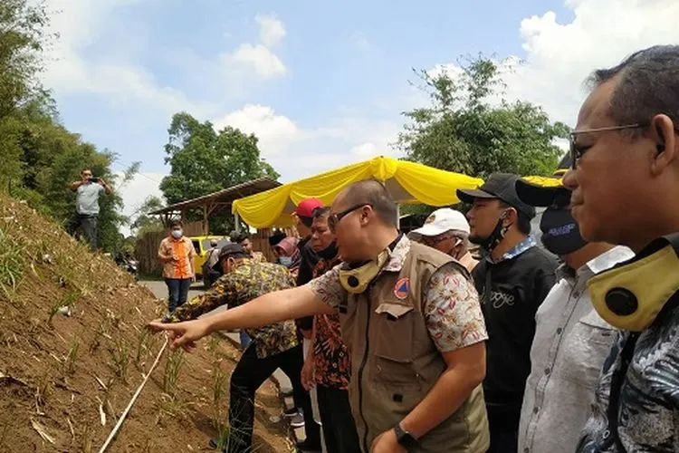 Kabupaten Bandung gunakan polymer dan vetiver tahan longsor. (Ayobandung/Mildan Abdalloh)