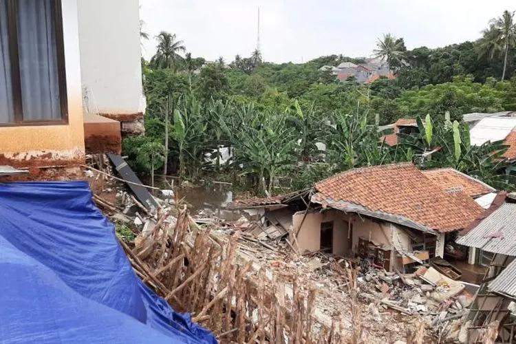 kondisi longsor di Ciganjur/ Suara.com