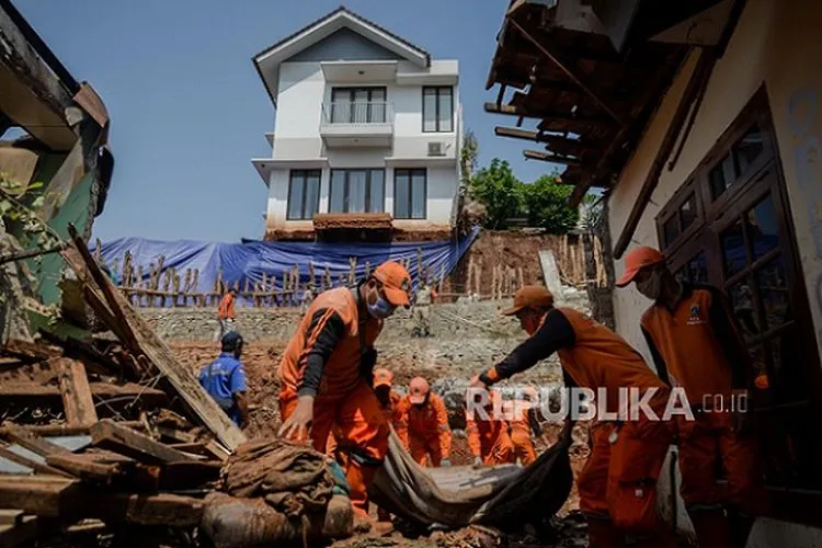 Kondisi longsor di Ciganjur Jagakarsa, Jakarta Selatan/ Republika