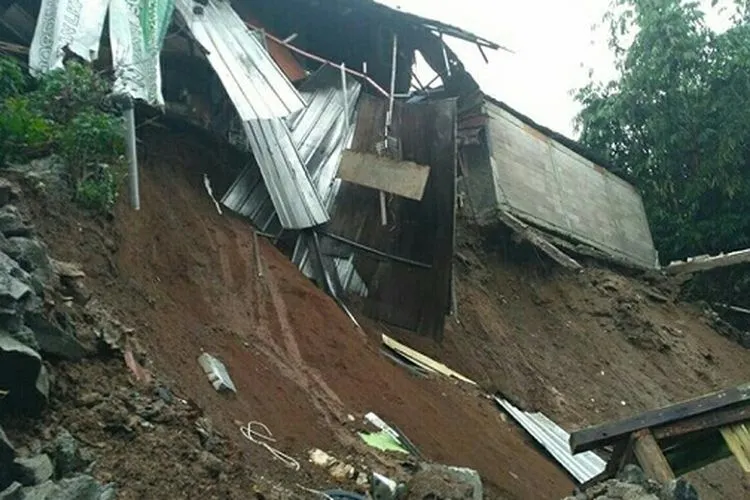 Longsor menimpa Kota Bogor usai hujan deras pada Minggu (5/4/2020). Foto: dokumen BPBD Kota Bogor.