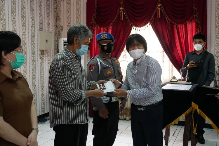 Kepala Biro Pemenuhan Saksi dan Korban LPSK RI, Sriyana menyerahkan kompensasi kepada perwakilan korban bom Kota Solo di Aula Mapolresta Surakarta, Rabu (30/12/2020). (dok)