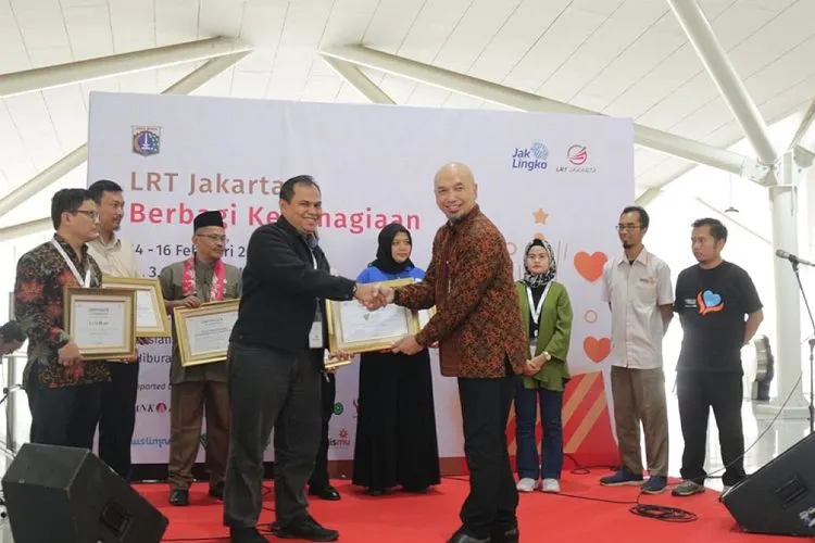Direktur Utama PT. LRT Jakarta, Wijanarko bersama General Manager Corporate Secretary Dompet Dhuafa dalam kegiatan egiatan Berbagi Kebahagiaan di Stasiun LRT Jakarta  (Dompet Dhuafa)