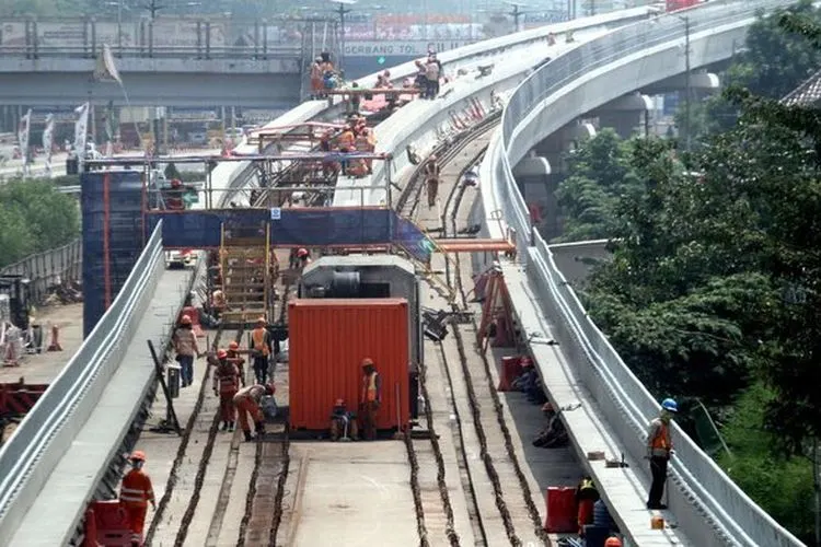 Pembangunan lintasan LRT Jabodebek di Jakarta Timur/Antara