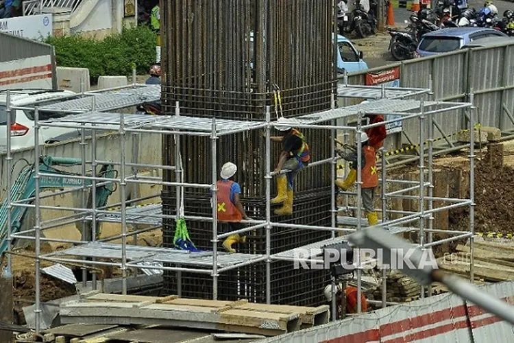 ilustrasi. Sejumlah pekerja menyelesaikan proyek pembangunan light rail transit (LRT) di Jalan MT Haryono, Cawang, Jakarta. Foto: Mahmud Muhyidin via Republika