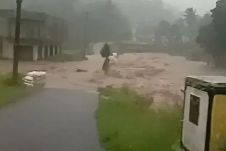 Tangkapan layar luapan Sungai Cisaketi dan Cianten di Kecamatan Pamijahan, Bogor, Jawa Barat, Senin (21/9/2020). [Ist]