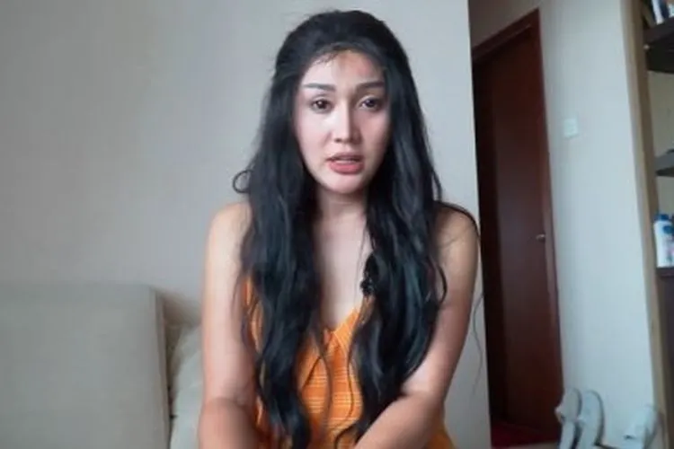 Lucinta Luna dihadirkan sebagai tersangka saat pengungkapan perkara jenis narkotika dan psikotropika di Polres Metro Jakarta Barat, Rabu (12/2).[Suara.com/Angga Budhiyanto]