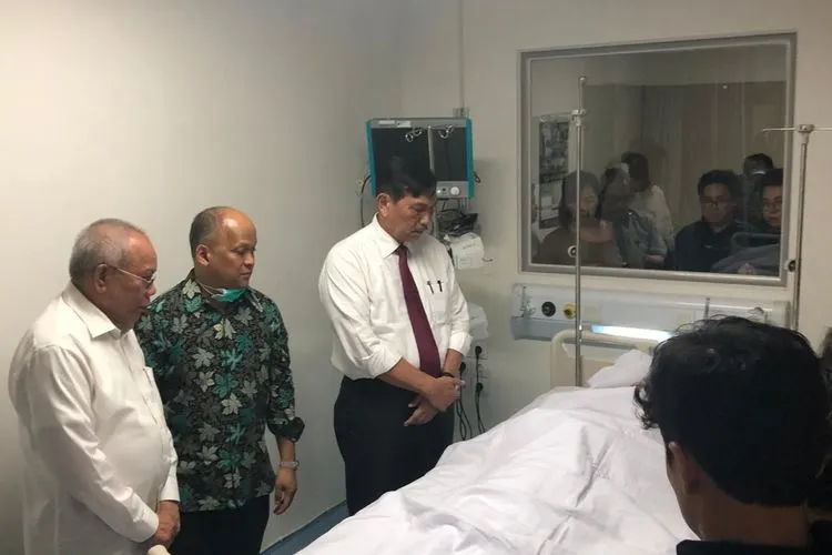 Menteri Koordinator (Menko) Bidang Kemaritiman Luhut B. Pandjaitan melihat jenazah almarhum Presiden Republik Indonesia (RI) ke-3 BJ Habibie di RSPAD Gatot Subroto, pada Rabu (11/9/2019) sore/Istimewa