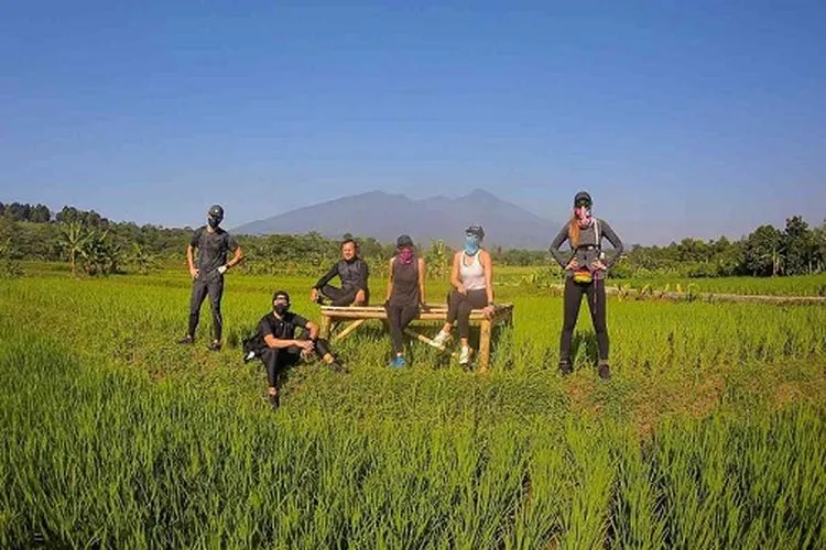 Bima Arya bersama Luna Maya, Iwet Ramadhan, Marianne Rumantir dan Patricia Panigoro saat trekking di area Bogor Green Forest, Pamoyanan. (humas Pemkot Bogor)