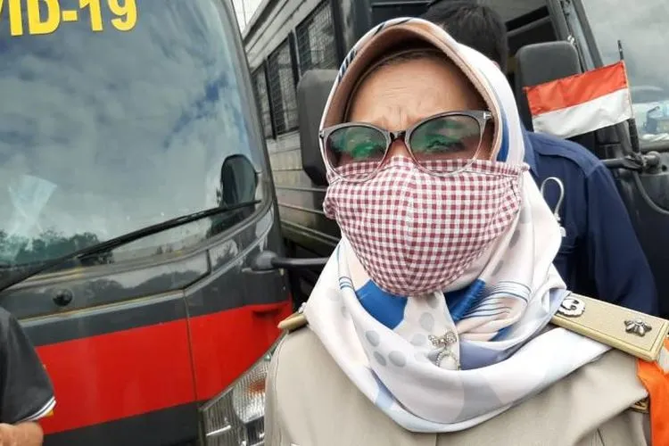 Lurah Cipete Utara Nurcahya memberikan penjelasan kepada wartawan usai dua pelaku pemukulan terhadap dirinya ditetapkan sebagai tersangka di Mapolres Metro Jaksel, Selasa (15/12).  Foto: Republika/Febryan. A