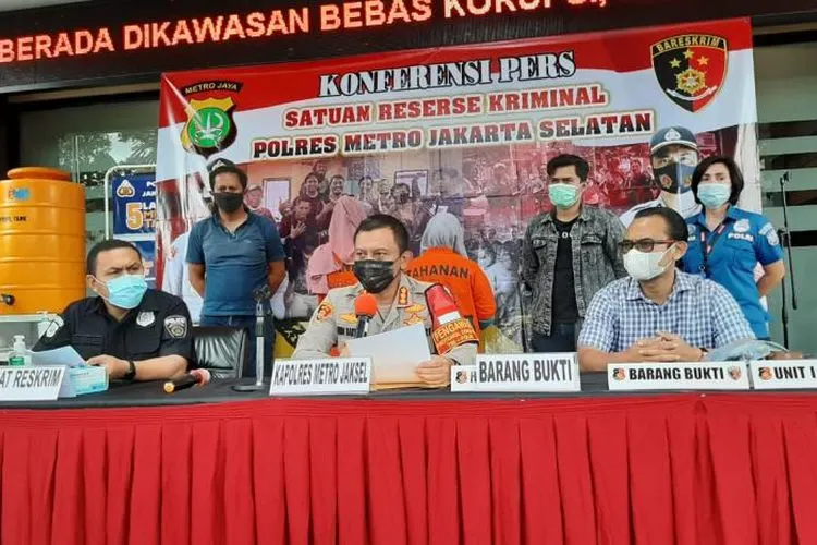 Kapolres Metro Jakasel memberikan penjelasan kepada wartawan usai menetapkan dua pelaku sebagai tersanga di Mapolres Metro Jaksel, Selasa (15/12).  Foto: Republika/Febryan. A