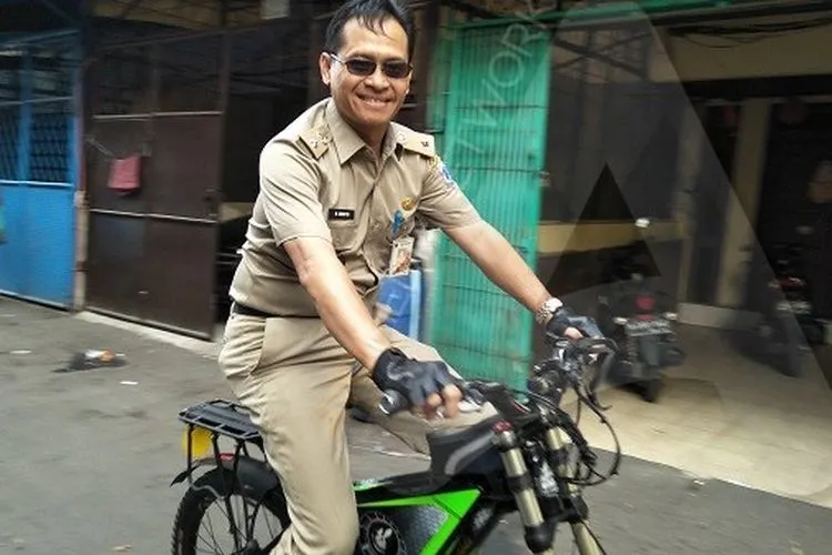 Lurah Duri Selatan, Muhammad Ghufri, sedang bersepeda listrik di dekat Sekretariat Komunitas Wild Rabbits, Jalan Duri Selatan 3 Gang II 7F, RT2/2 Kelurahan Duri Selatan, Tambora/Ayojakarta.com