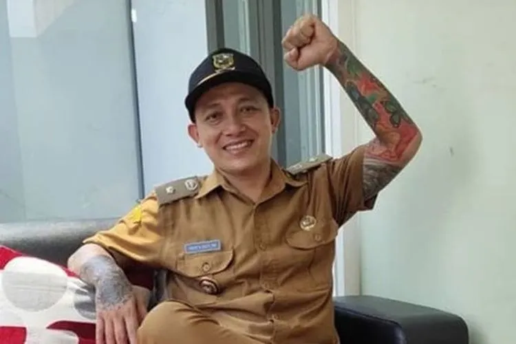 Kepala Desa atau Lurah Purwasaba, Kabupaten Banjarnegara, Jawa Tengah, Welas Yuni Nugroho, kerap dipanggil Hoho, yang viral karena banyak tato di tubuhnya/ instagram @hoho_alkaff